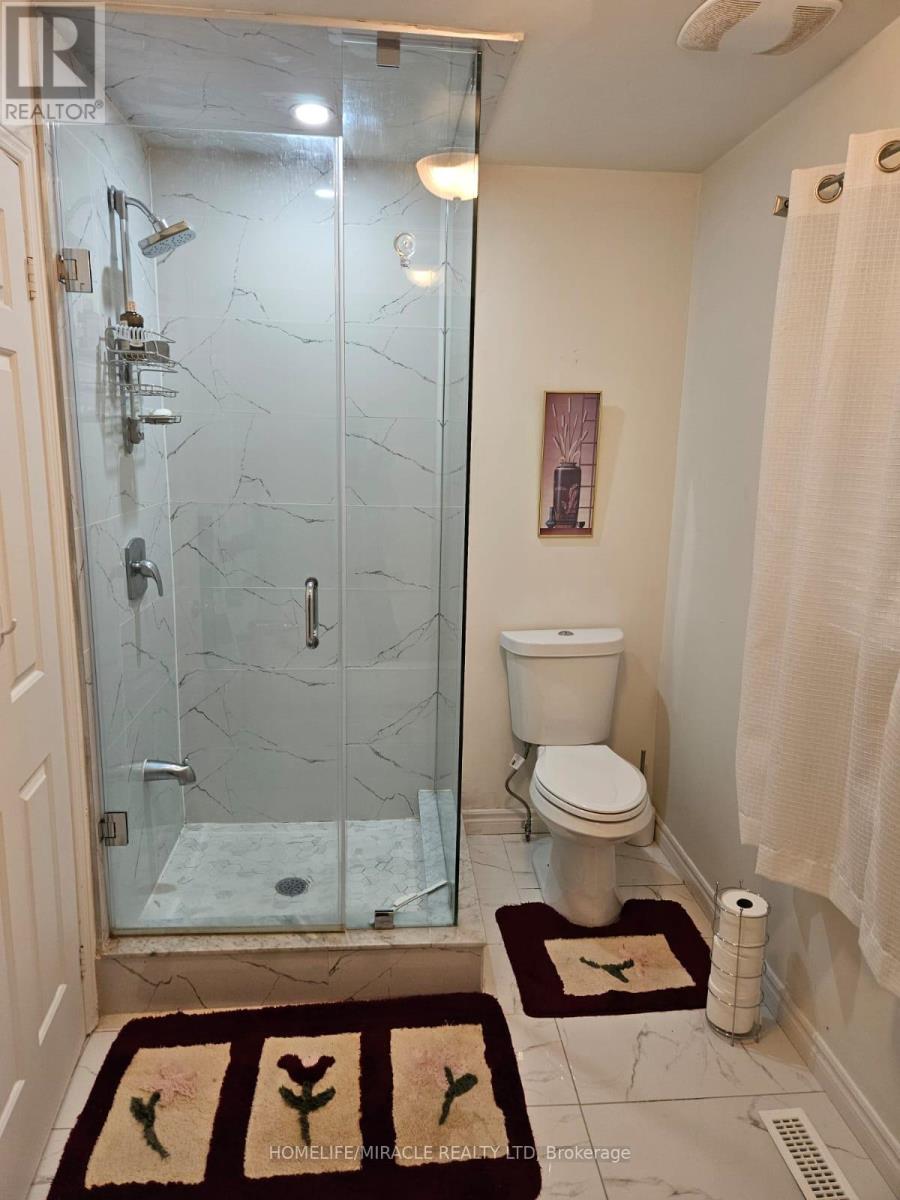 Photo 14 of 35 Nottingham Crescent, Brampton ON