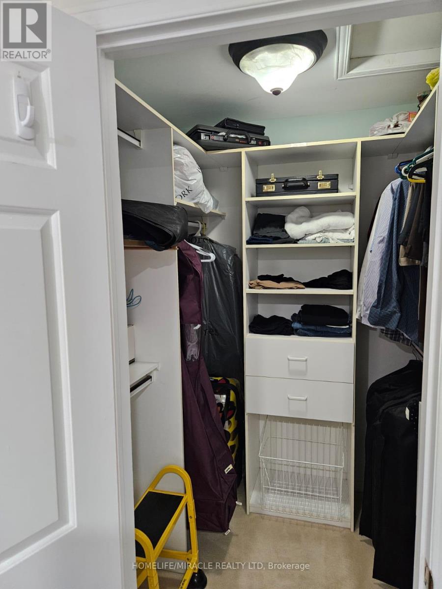 Photo 15 of 35 Nottingham Crescent, Brampton ON