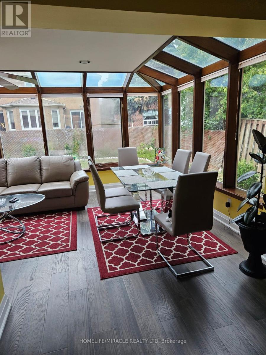 Photo 25 of 35 Nottingham Crescent, Brampton ON