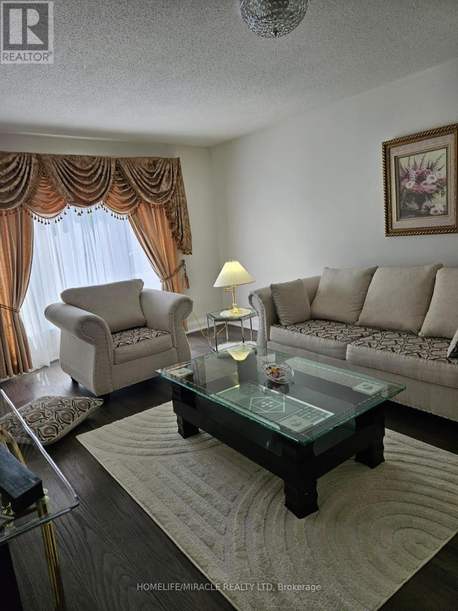 Photo 7 of 35 Nottingham Crescent, Brampton ON