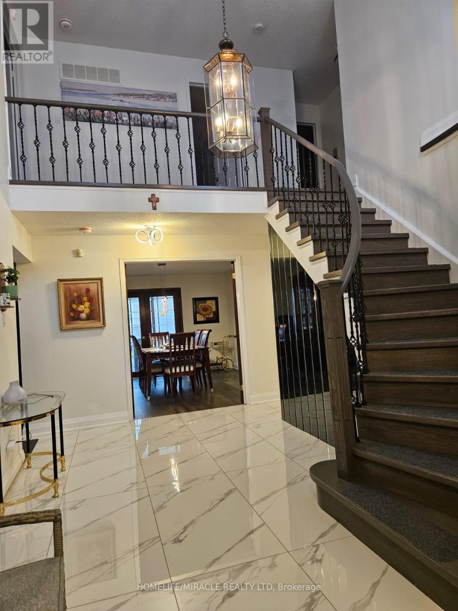 Photo 11 of 35 Nottingham Crescent, Brampton ON
