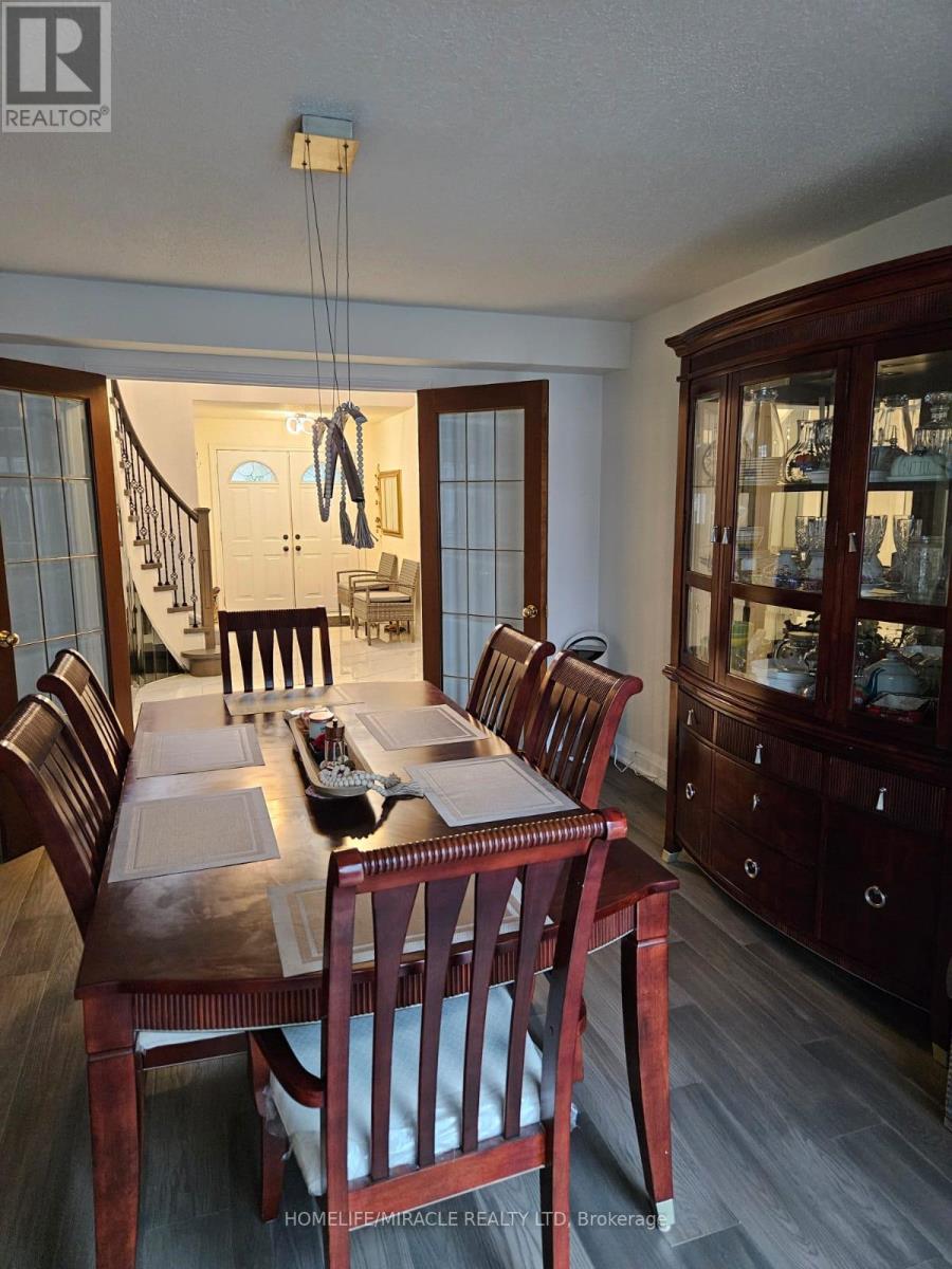 Photo 9 of 35 Nottingham Crescent, Brampton ON