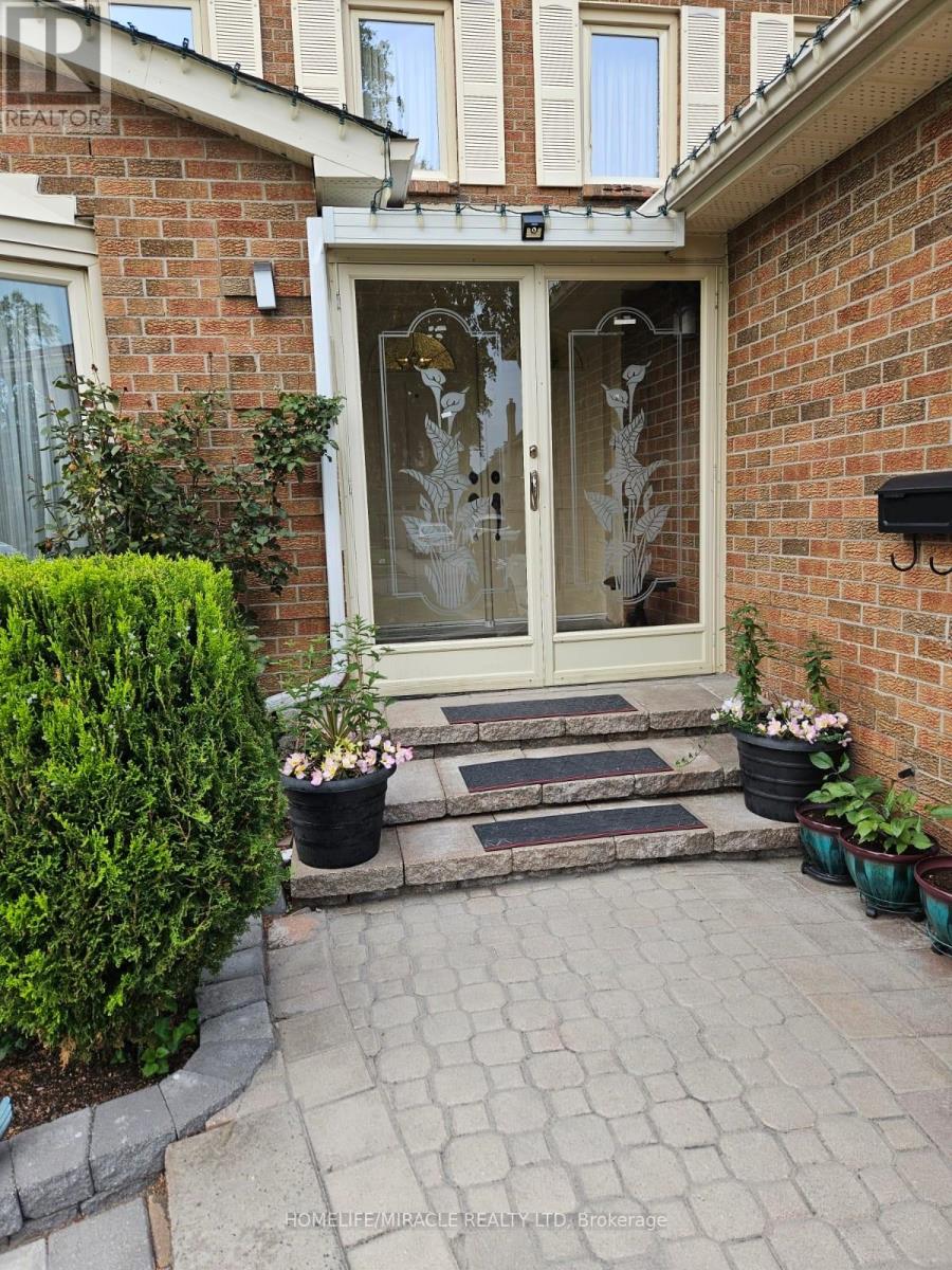 Photo 10 of 35 Nottingham Crescent, Brampton ON