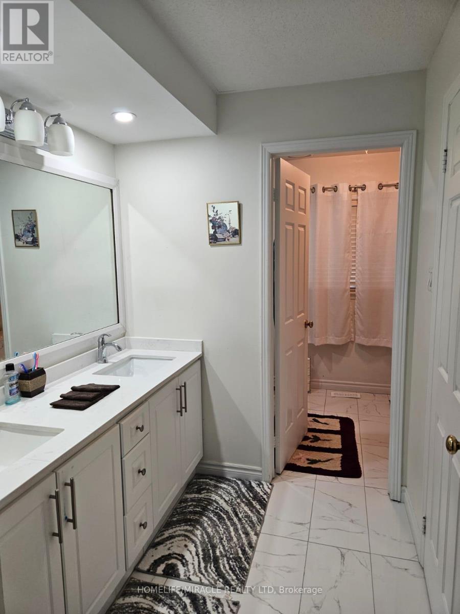 Photo 24 of 35 Nottingham Crescent, Brampton ON
