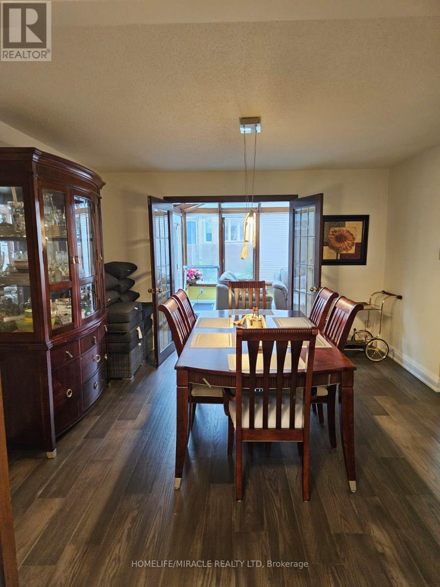 Photo 4 of 35 Nottingham Crescent, Brampton ON