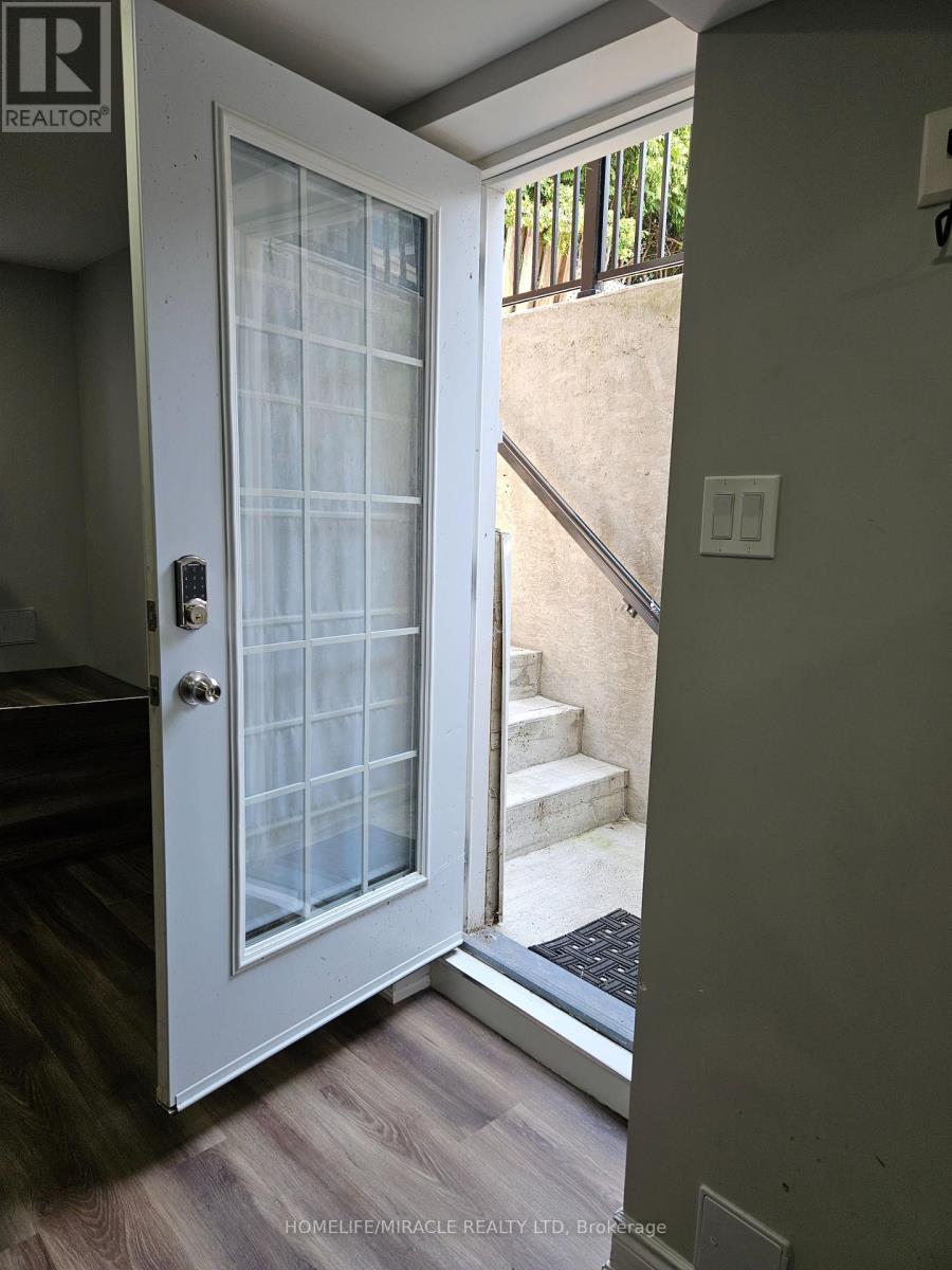 Photo 22 of 35 Nottingham Crescent, Brampton ON