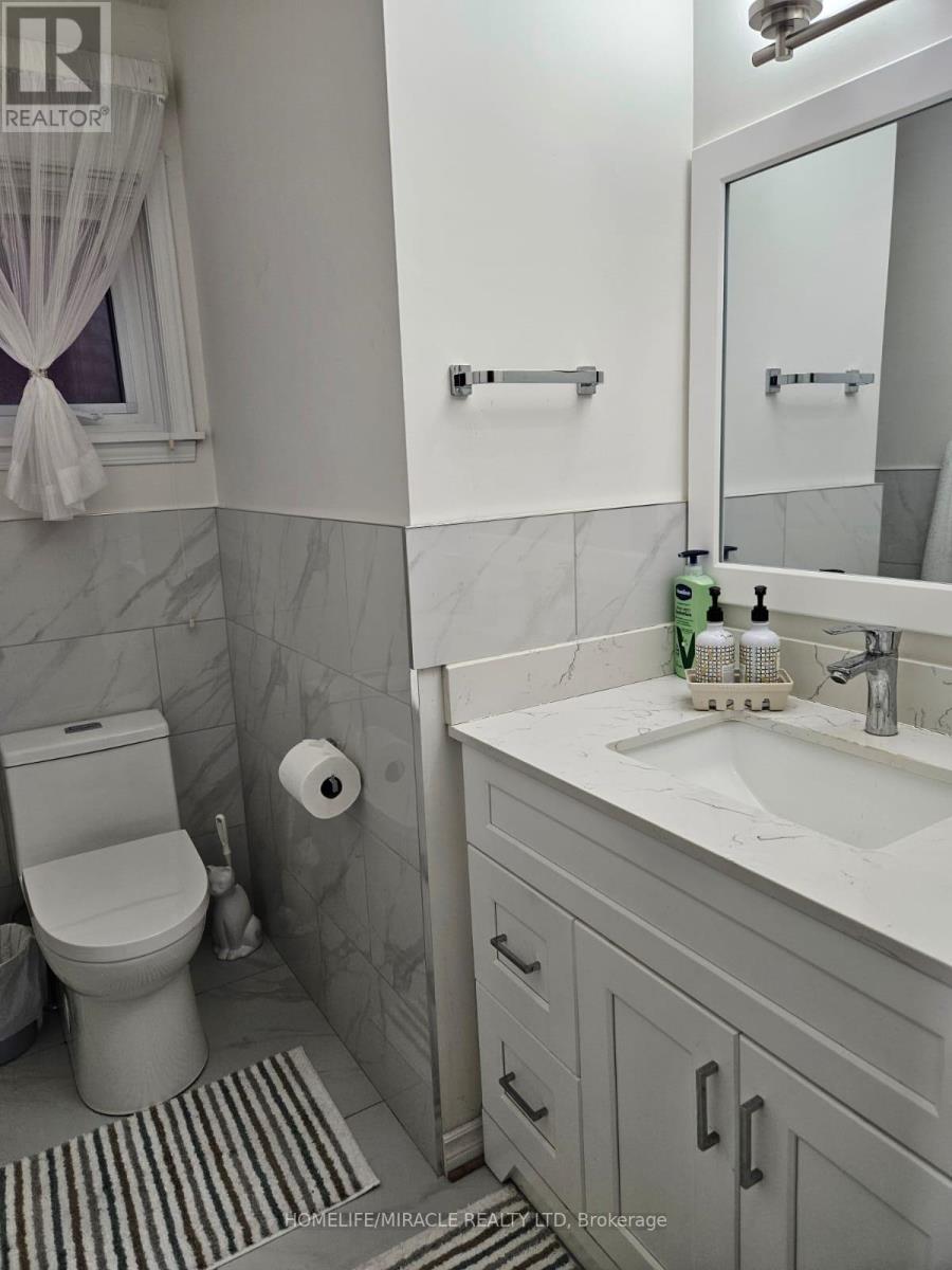 Photo 18 of 35 Nottingham Crescent, Brampton ON