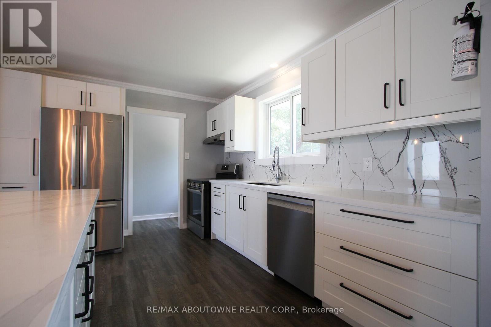 Photo 14 of 626 Cape Avenue, Burlington ON