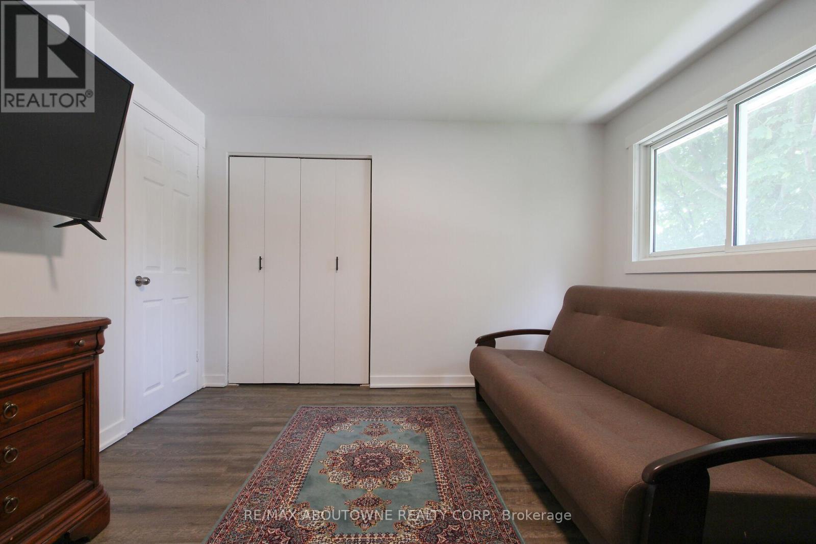 Photo 11 of 626 Cape Avenue, Burlington ON
