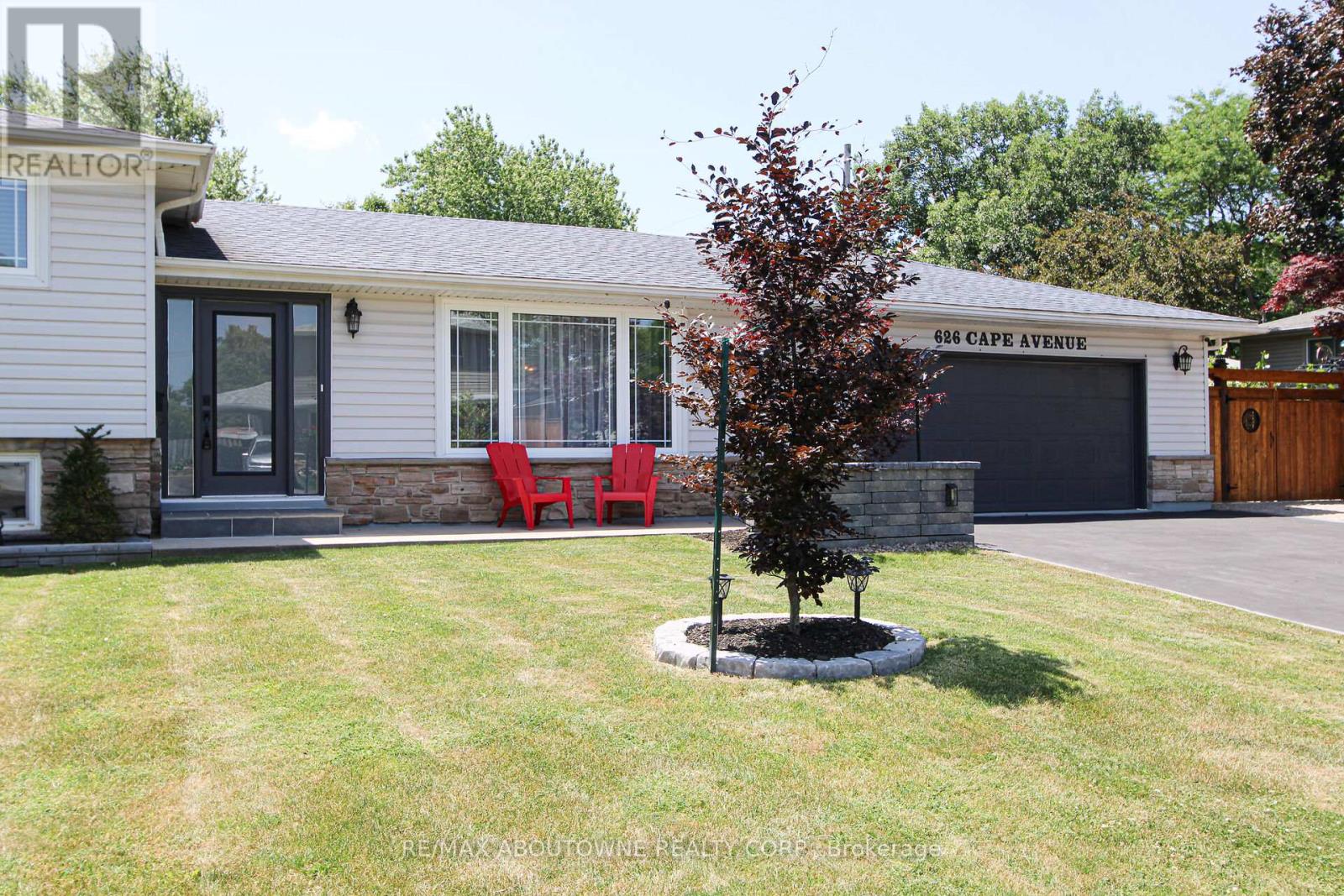 Photo 2 of 626 Cape Avenue, Burlington ON