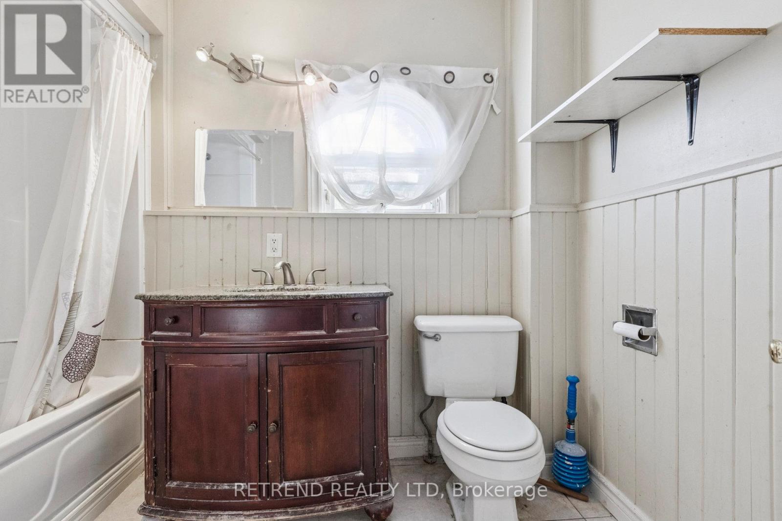 Photo 11 of 219 Erie Avenue, Brantford ON