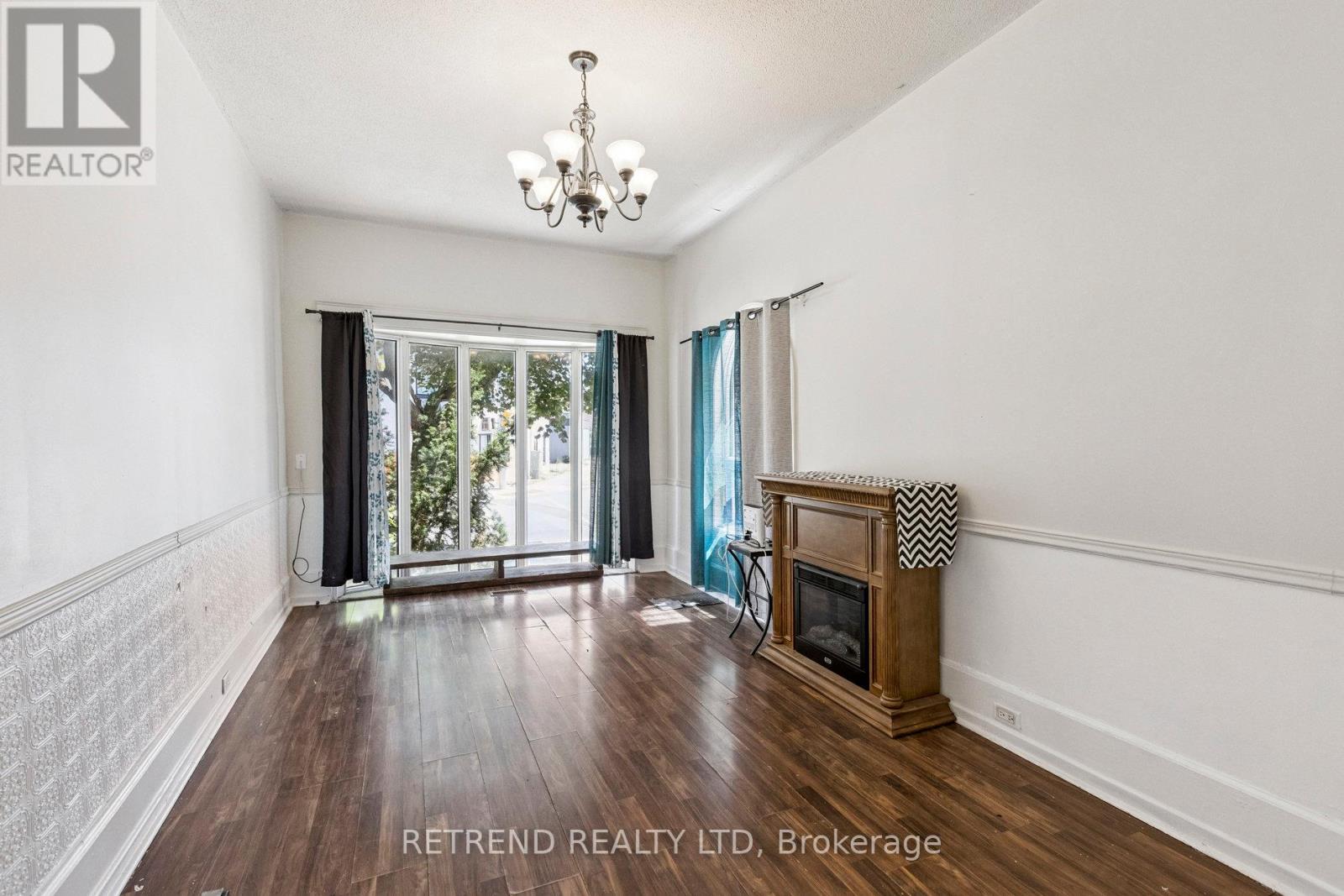 Photo 25 of 219 Erie Avenue, Brantford ON