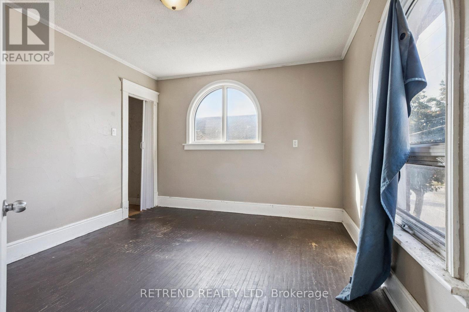 Photo 26 of 219 Erie Avenue, Brantford ON