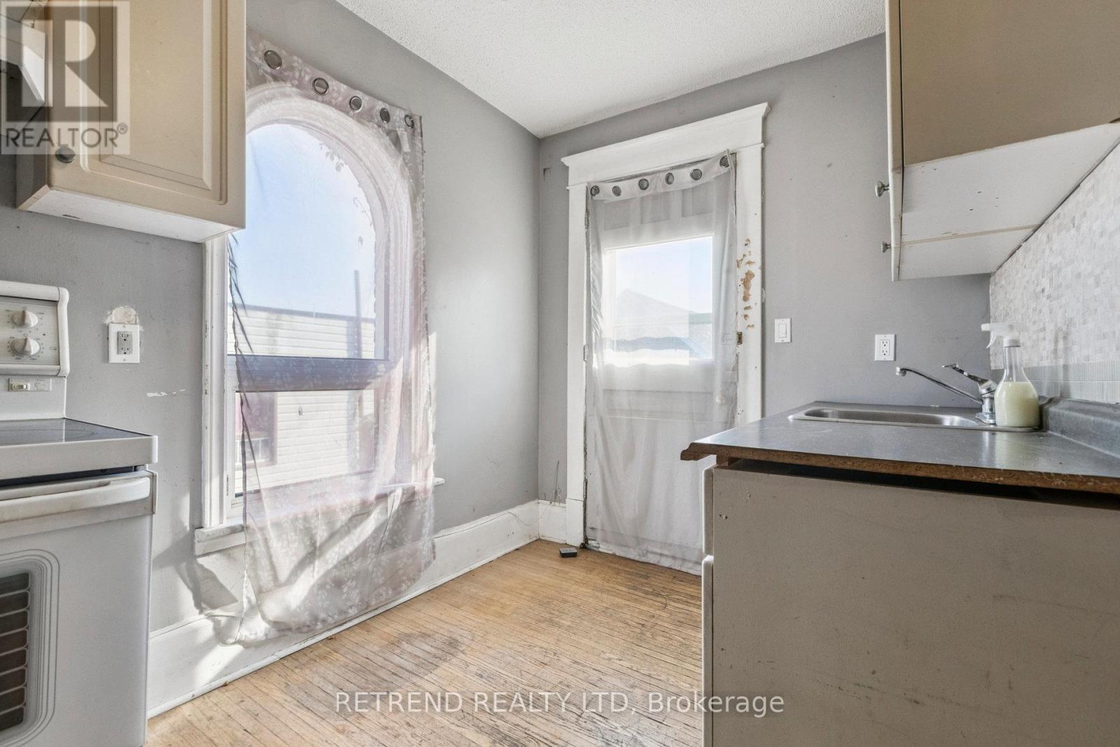 Photo 33 of 219 Erie Avenue, Brantford ON
