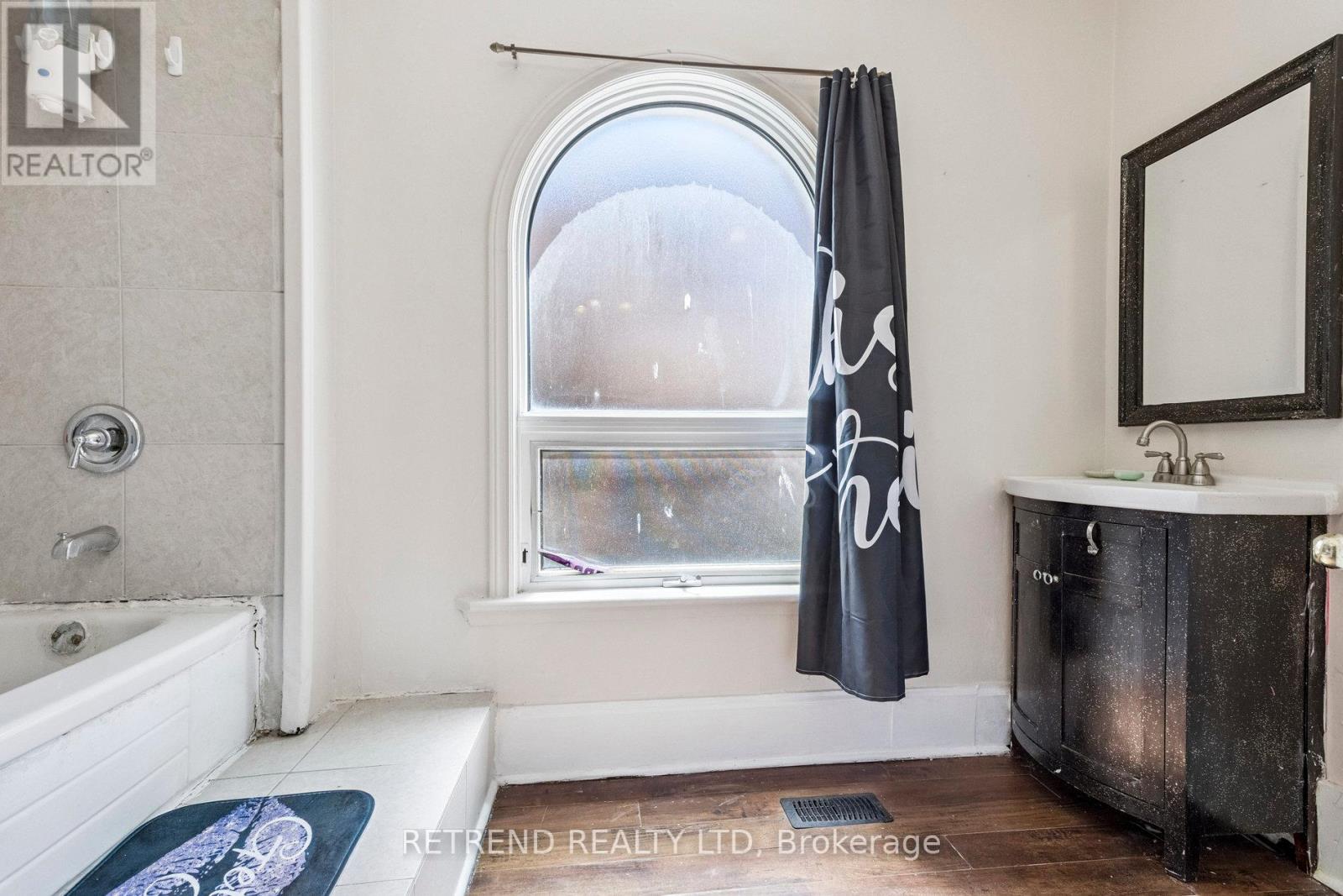 Photo 6 of 219 Erie Avenue, Brantford ON