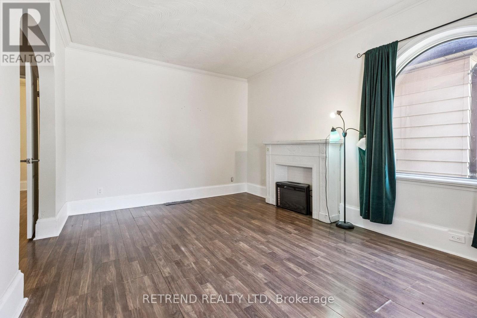 Photo 8 of 219 Erie Avenue, Brantford ON