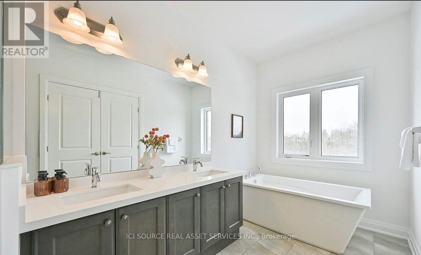 Photo 25 of 64 Duncombe Lane, Richmond Hill ON