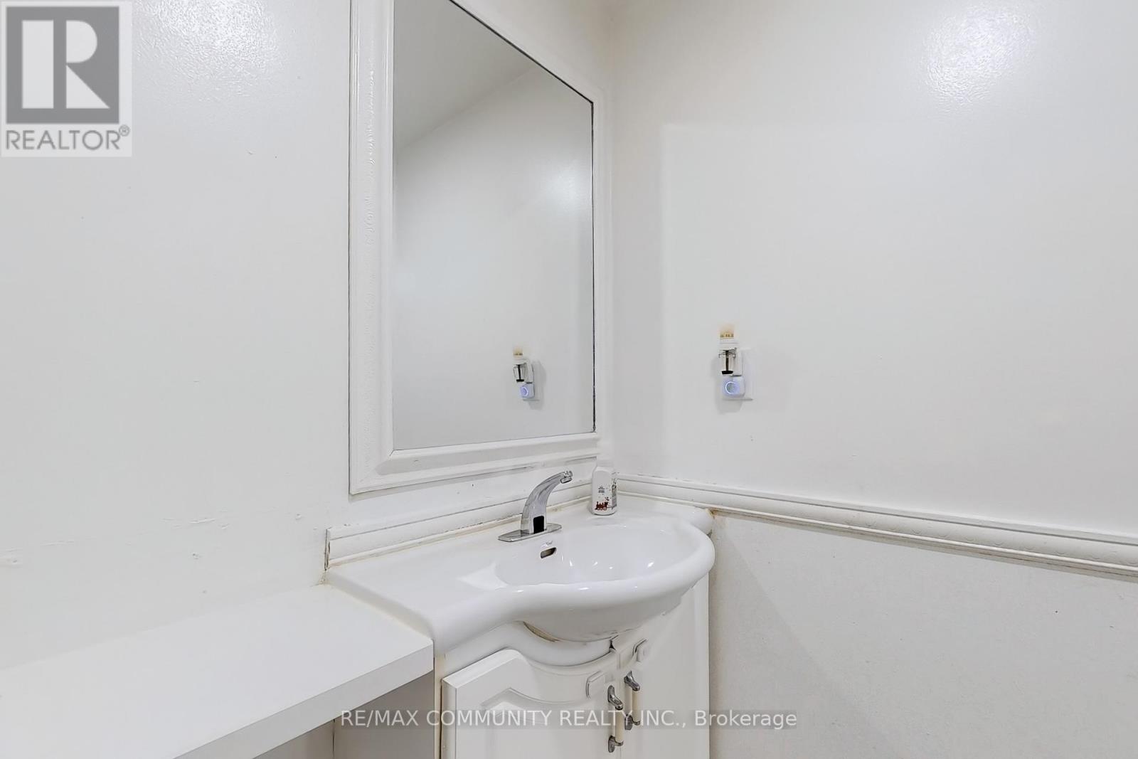 Photo 10 of 65 Creditstone Road, Brampton ON