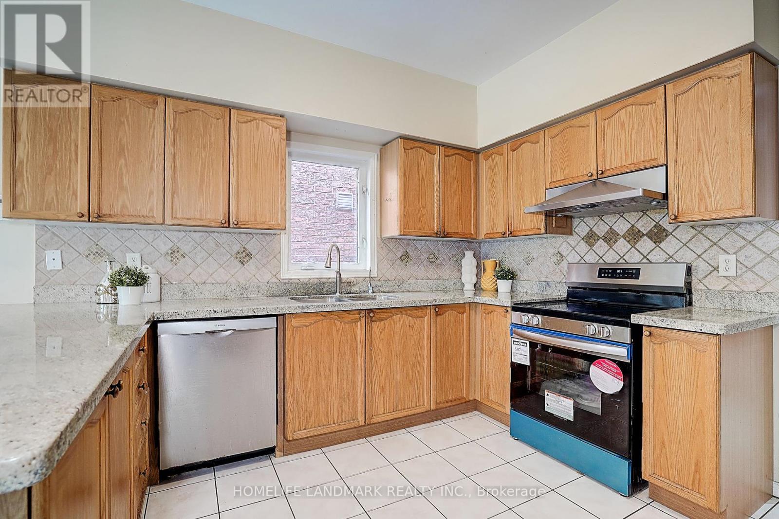 Photo 10 of 46 Elmrill Road, Markham ON