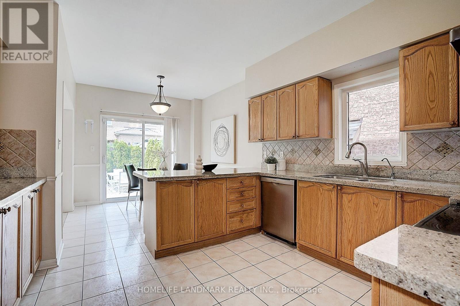 Photo 11 of 46 Elmrill Road, Markham ON