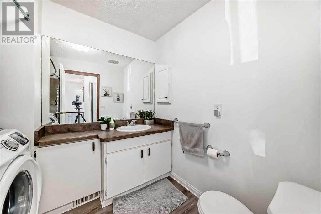 Single Family House Bi-level for Sale in  Pinehill Road NE Pineridge Calgary 