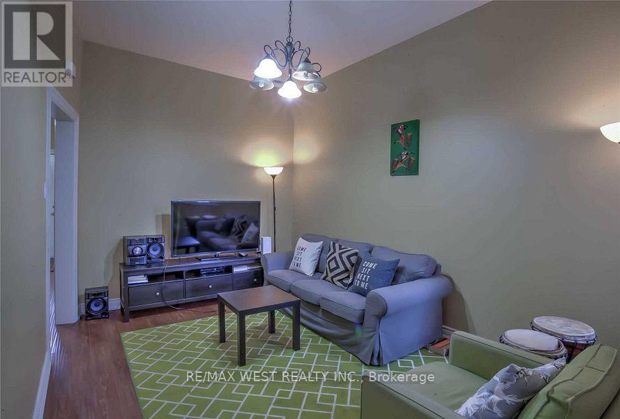 Photo 5 of 472 Symington Avenue, Toronto ON