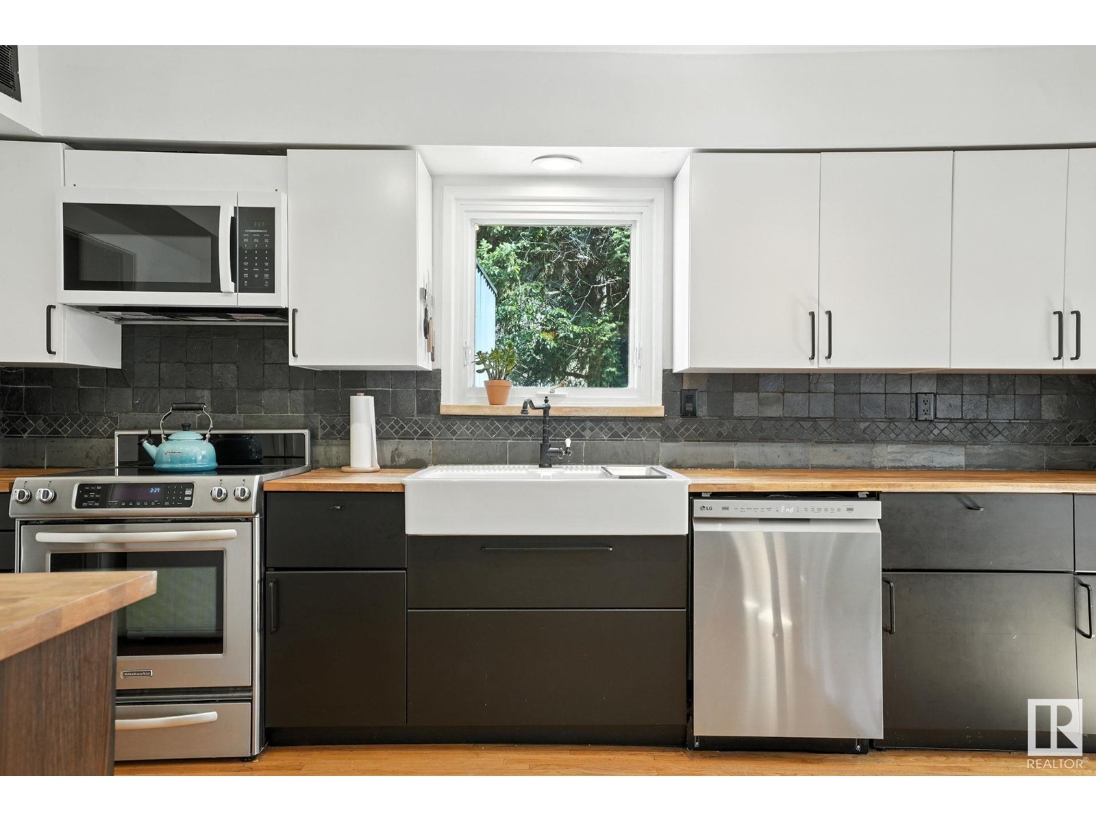 Photo 4 of 5406 110 St Nw, Edmonton AB