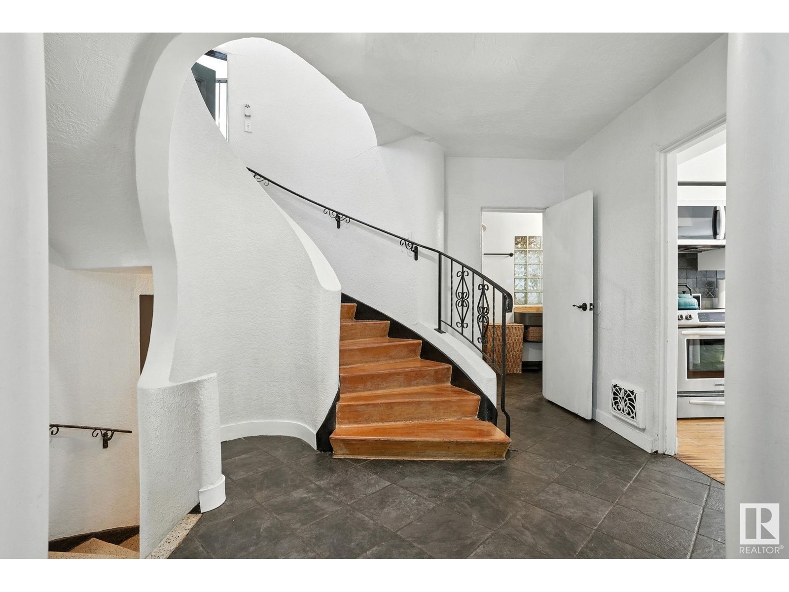 Photo 14 of 5406 110 St Nw, Edmonton AB