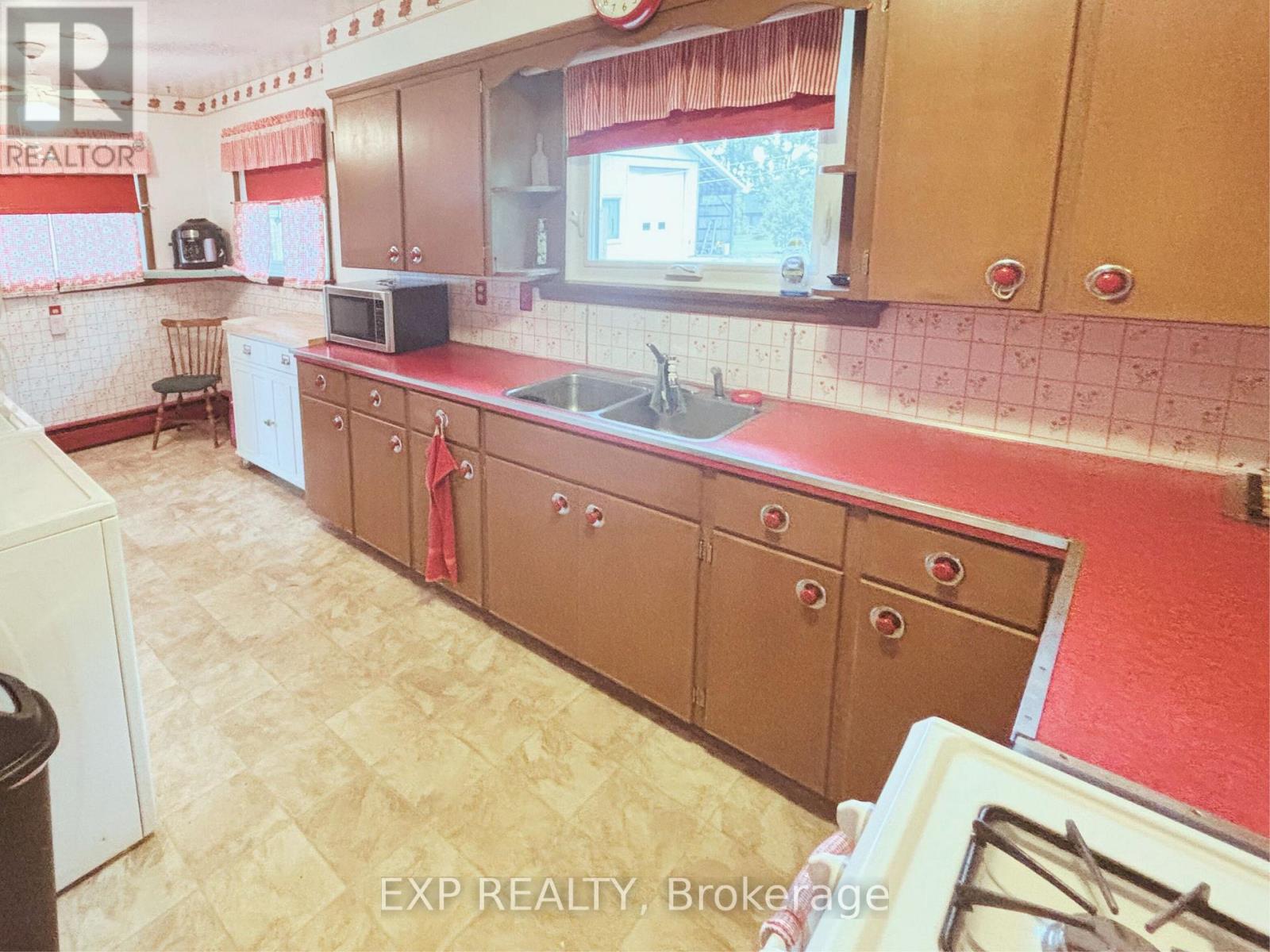 Photo 8 of 517 Norfolk Street S, Norfolk ON