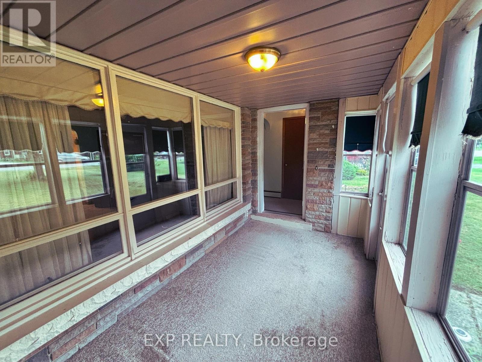 Photo 6 of 517 Norfolk Street S, Norfolk ON