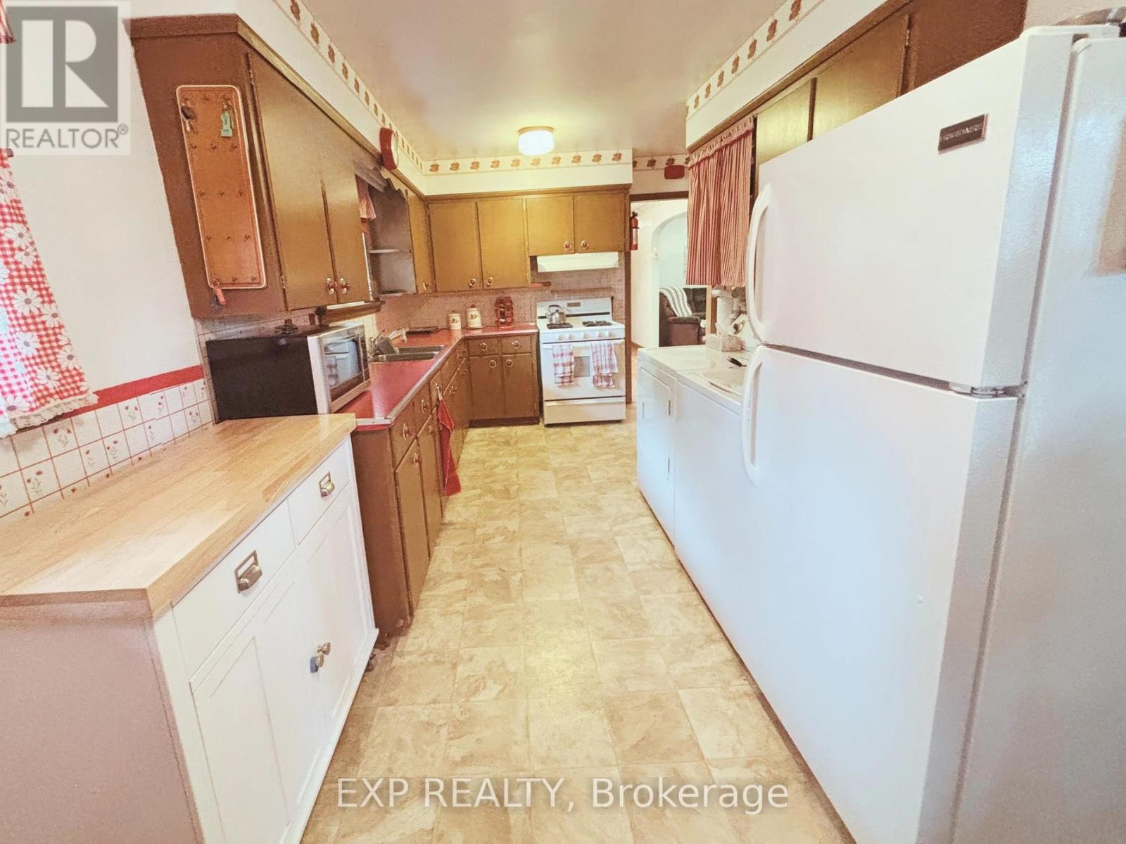 Photo 17 of 517 Norfolk Street S, Norfolk ON