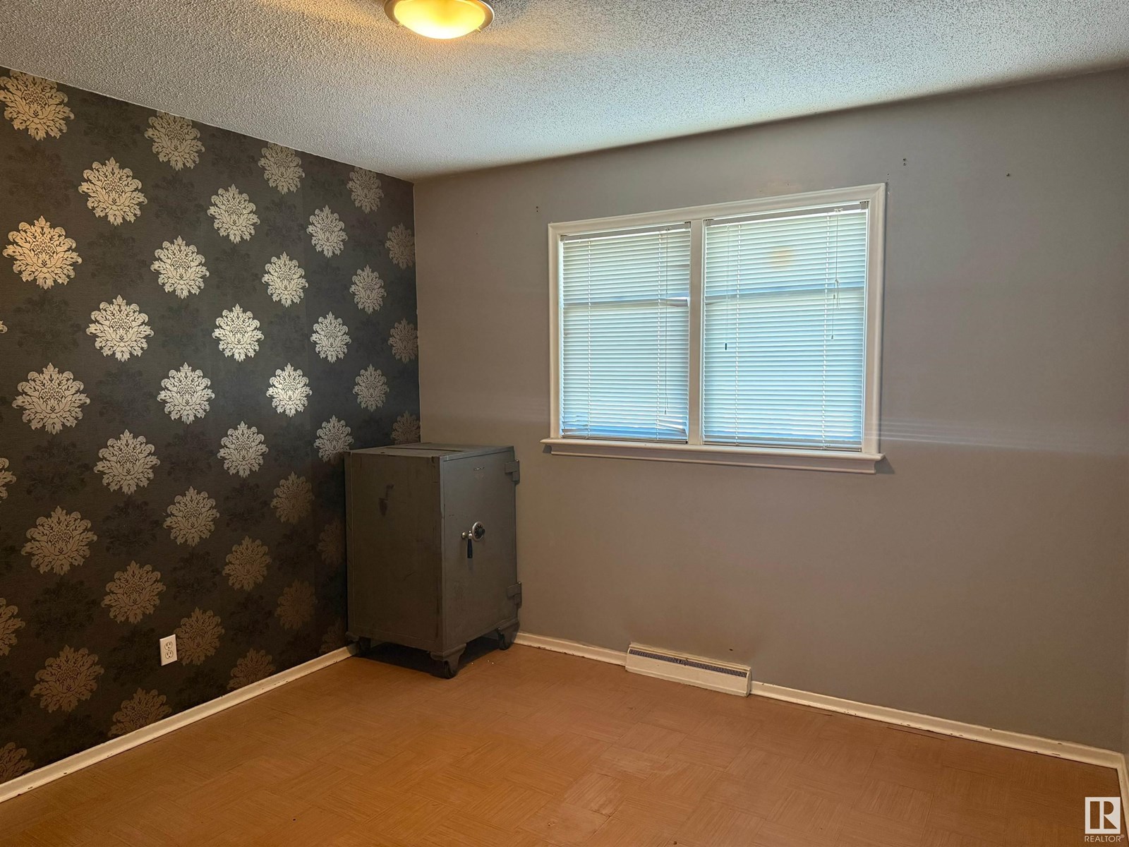 Photo 16 of 12425 126 St Nw, Edmonton AB