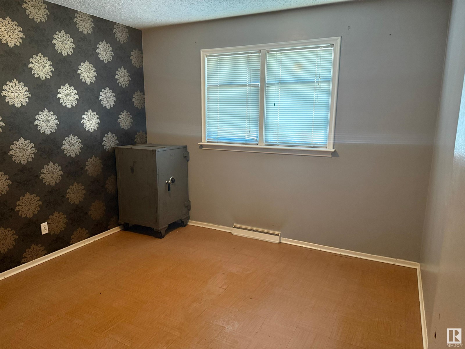Photo 17 of 12425 126 St Nw, Edmonton AB