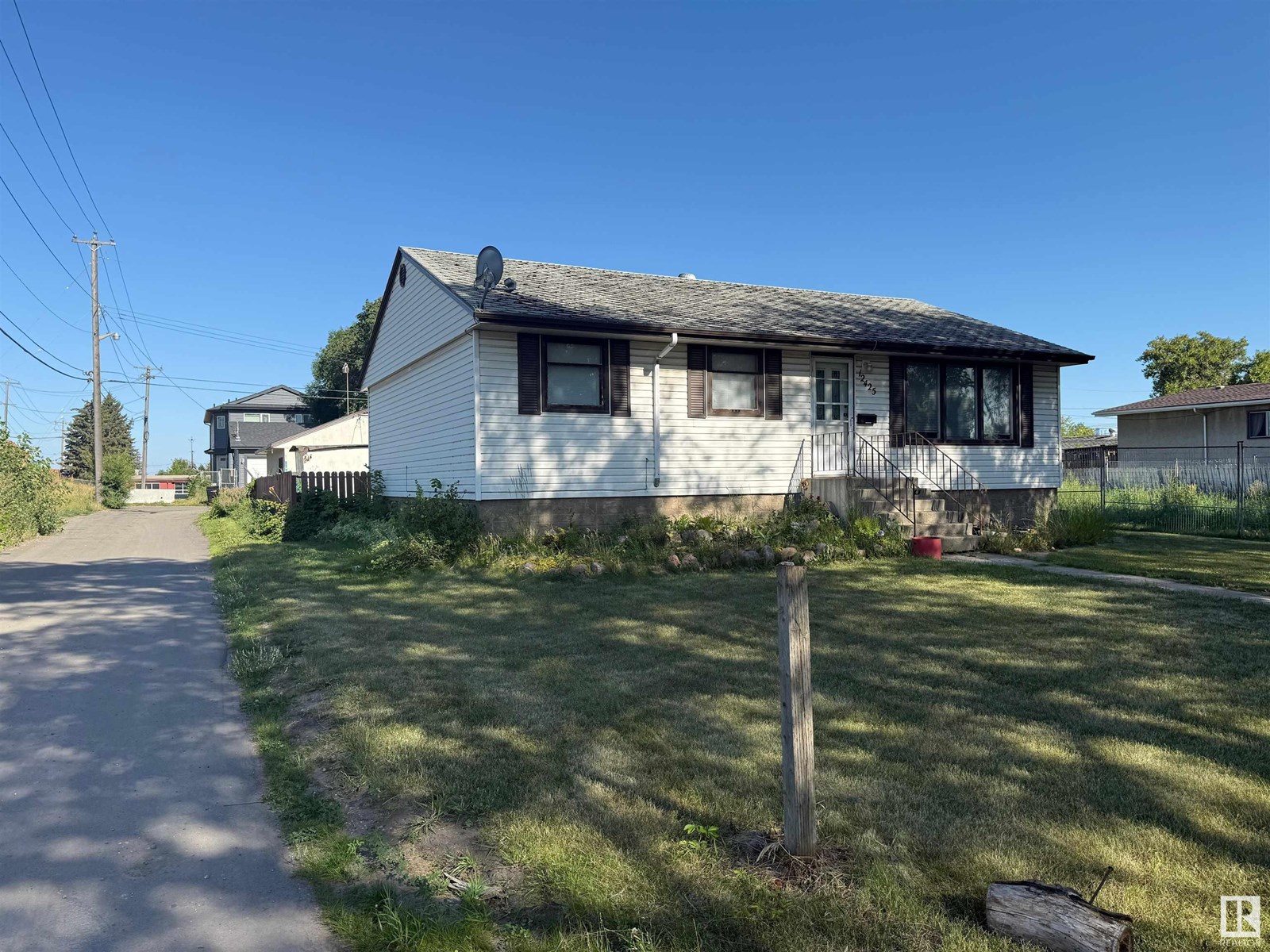 Photo 2 of 12425 126 St Nw, Edmonton AB