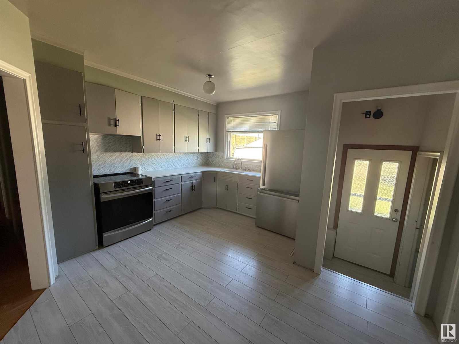 Photo 6 of 12425 126 St Nw, Edmonton AB
