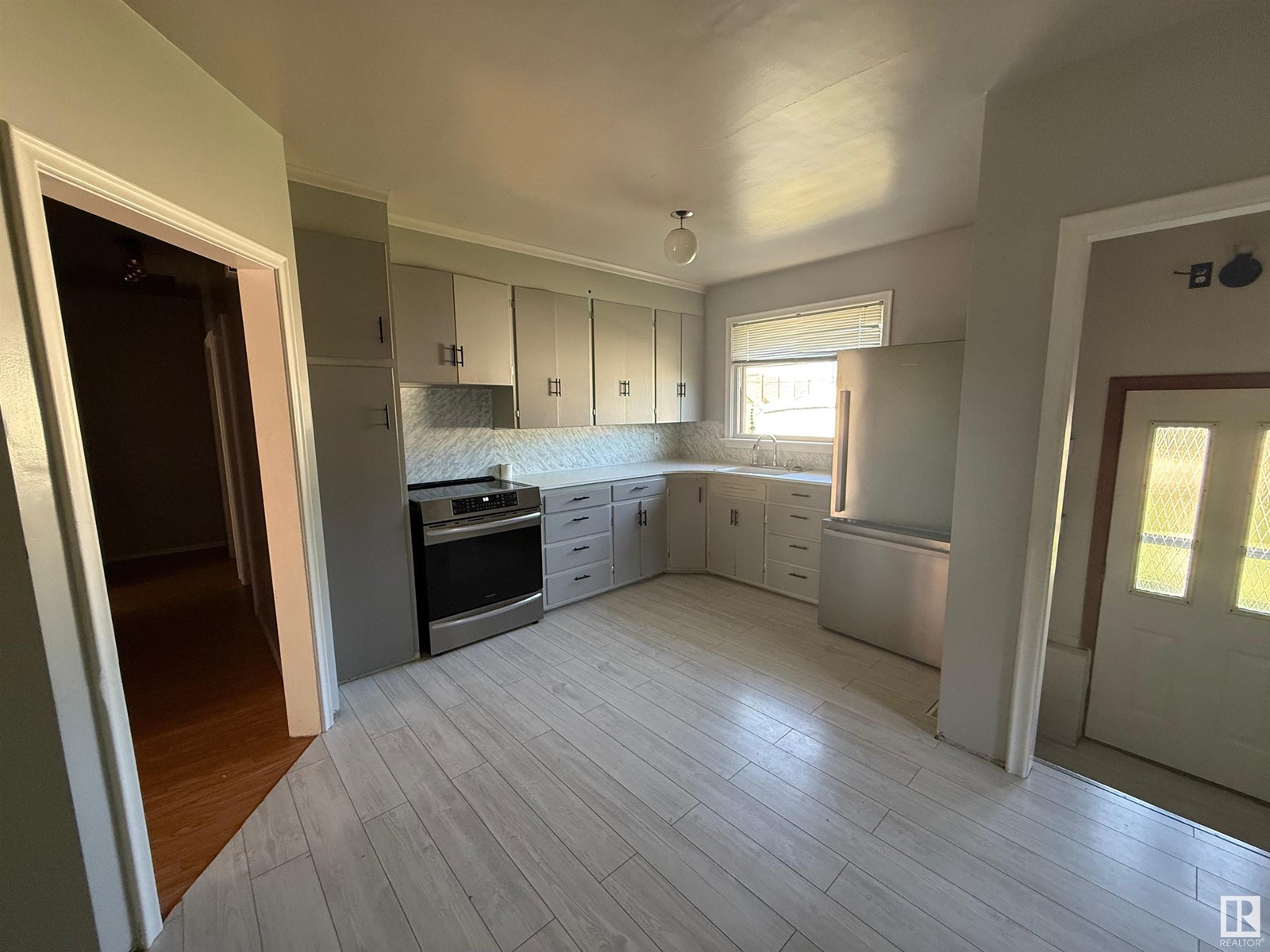 Photo 9 of 12425 126 St Nw, Edmonton AB