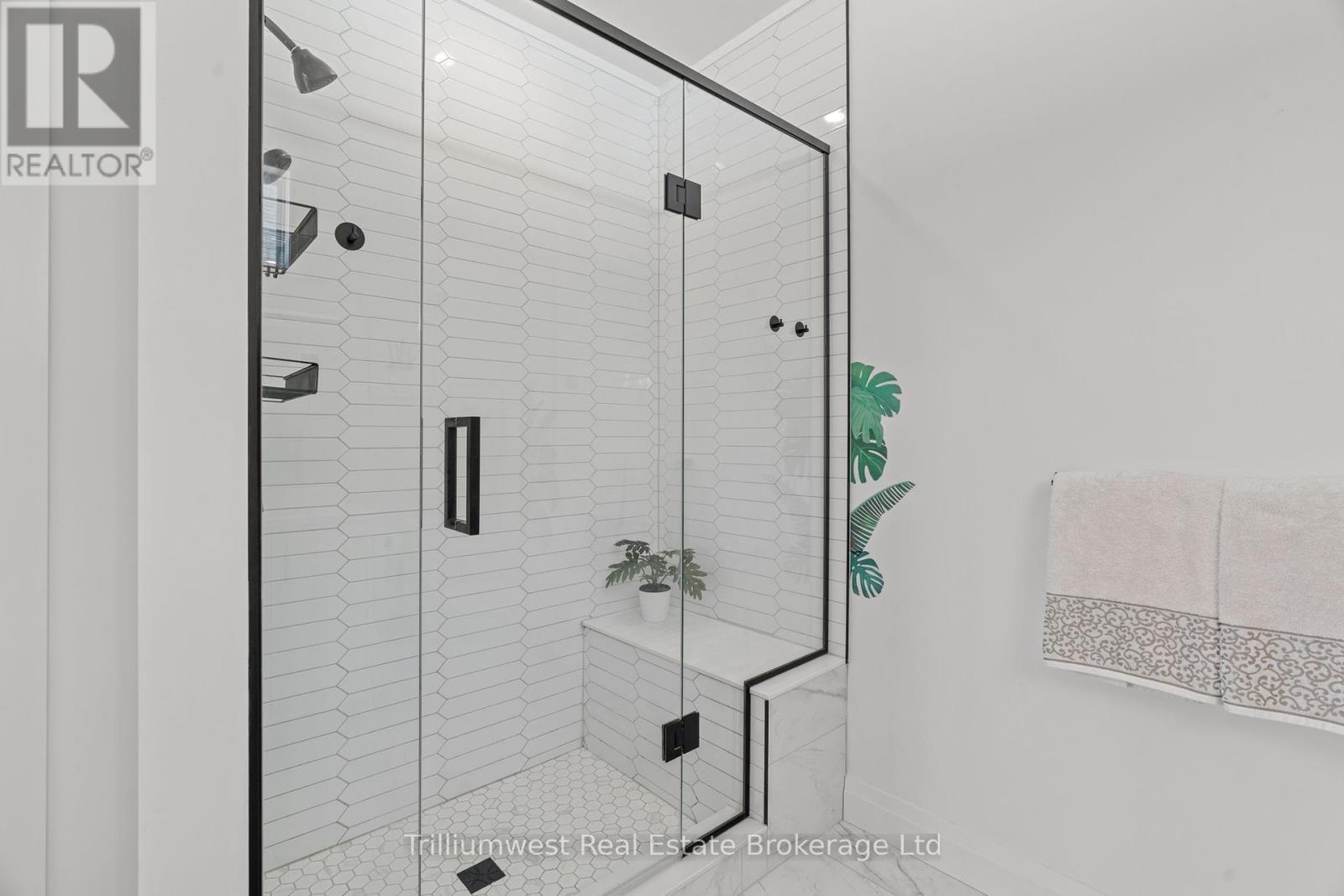 Single Family House Bungalow for Sale in  MCLEOD STREET North Middlesex (Parkhill) 