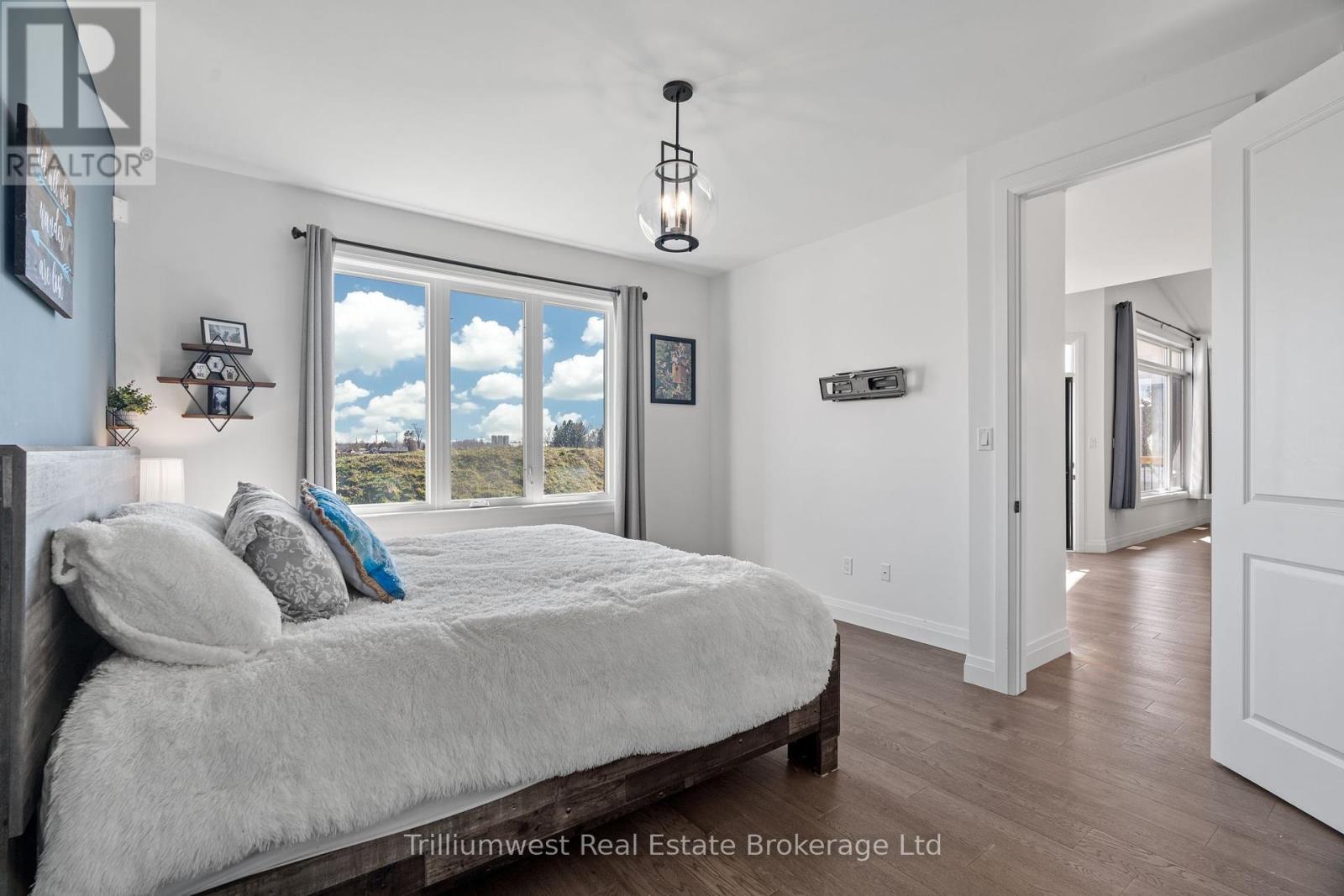 Single Family House Bungalow for Sale in  MCLEOD STREET North Middlesex (Parkhill) 