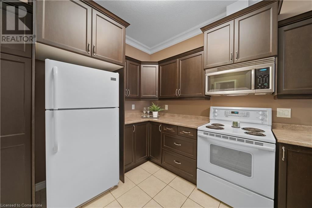 Photo 13 of 23 Iron Bridge Court, Caledonia ON