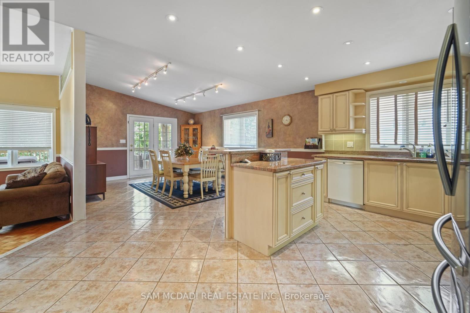 Photo 9 of 84 Maryland Drive, Selwyn ON