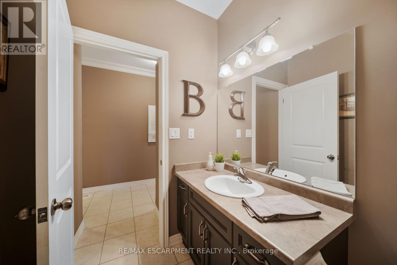 Photo 6 of 23 Iron Bridge Court, Haldimand ON