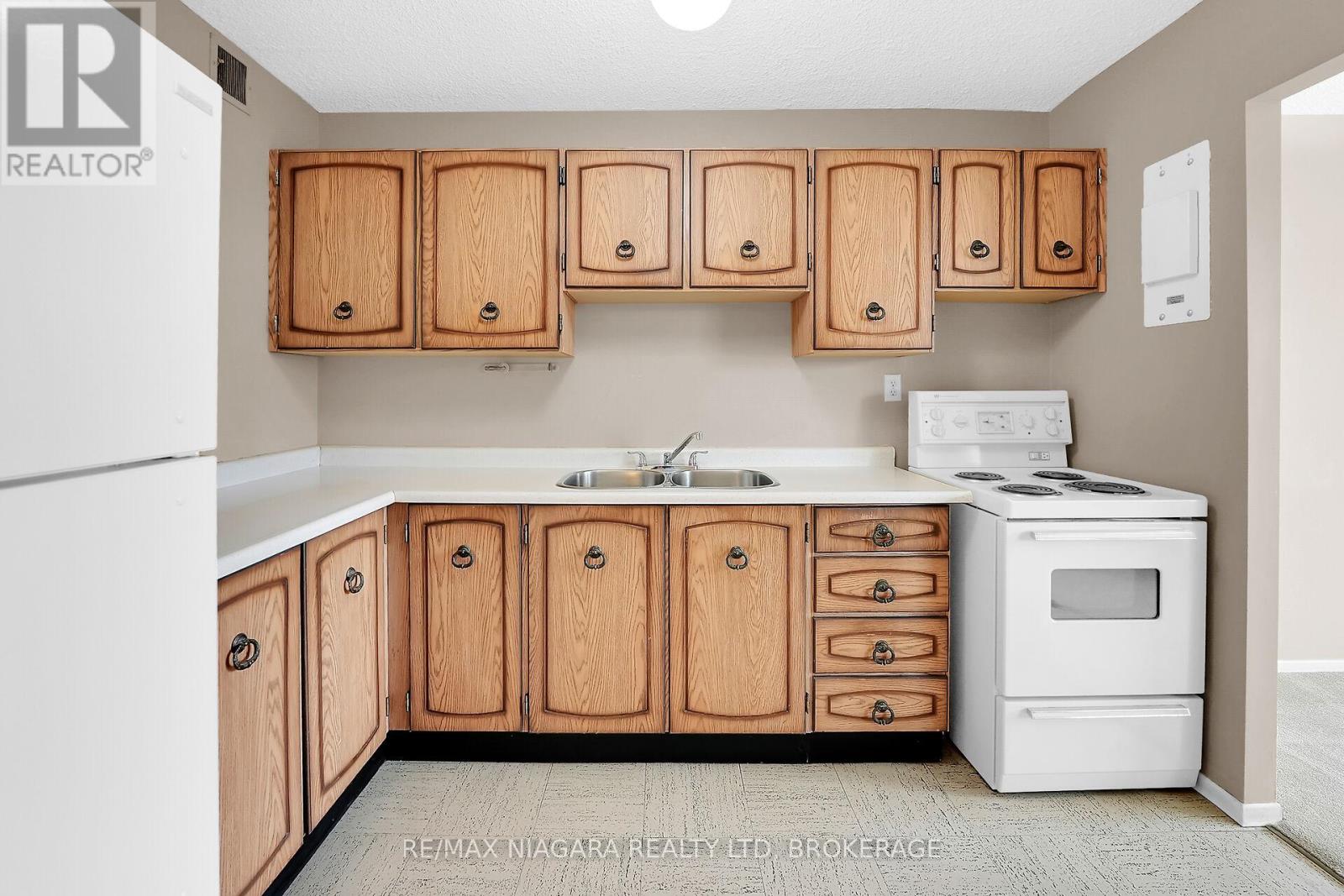 Photo 6 of 1003 365 Geneva Street, St Catharines ON