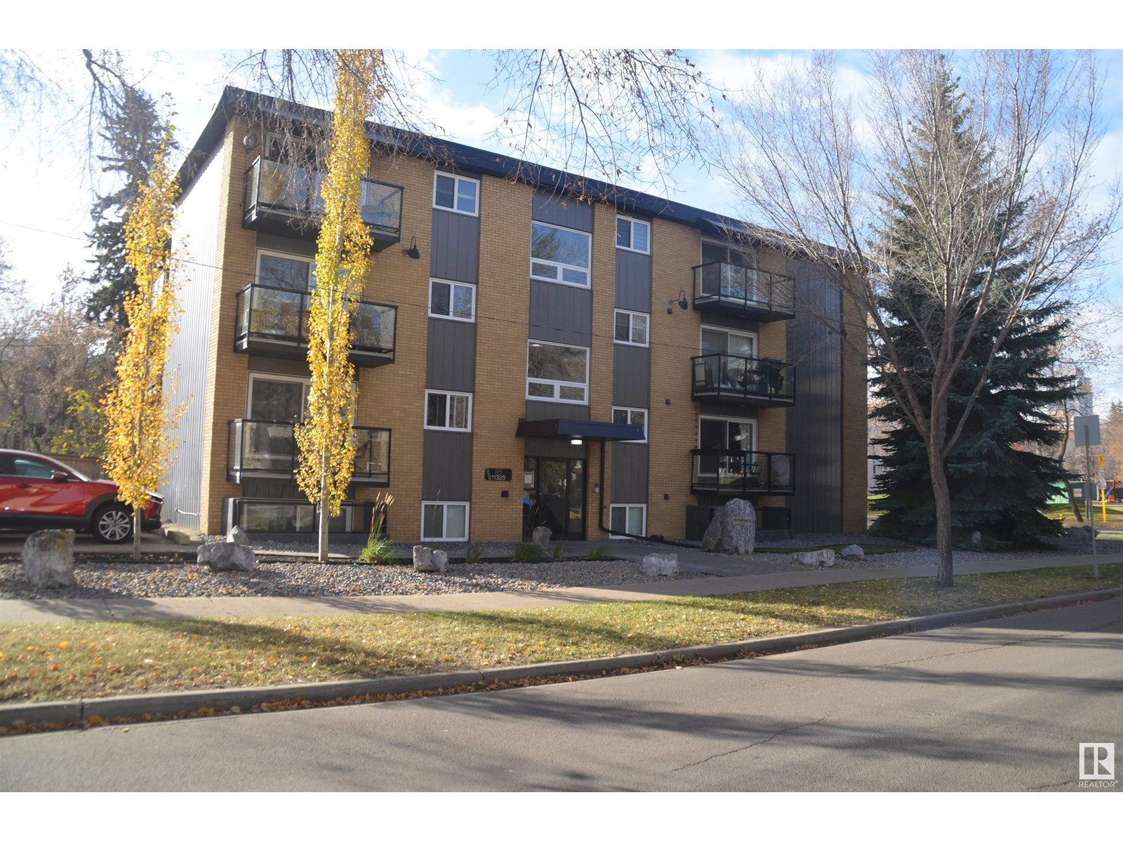 Photo 9 of 301 11325 103 Av Nw, Edmonton AB