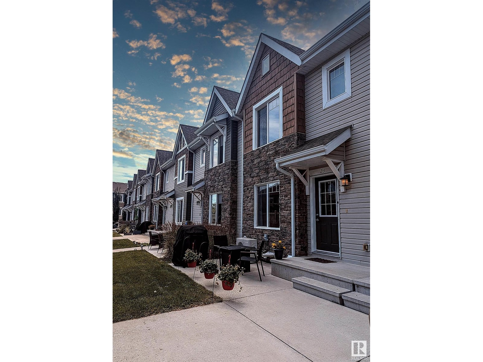 Photo 1 of 23 2922 Maple Way Nw, Edmonton AB
