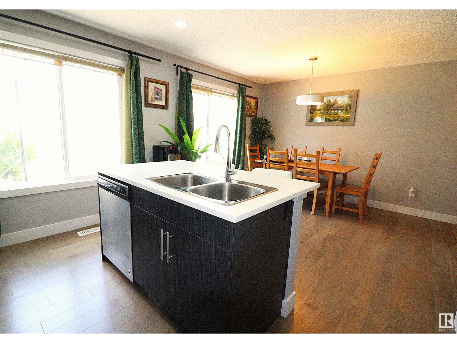 Photo 18 of 23 2922 Maple Way Nw, Edmonton AB