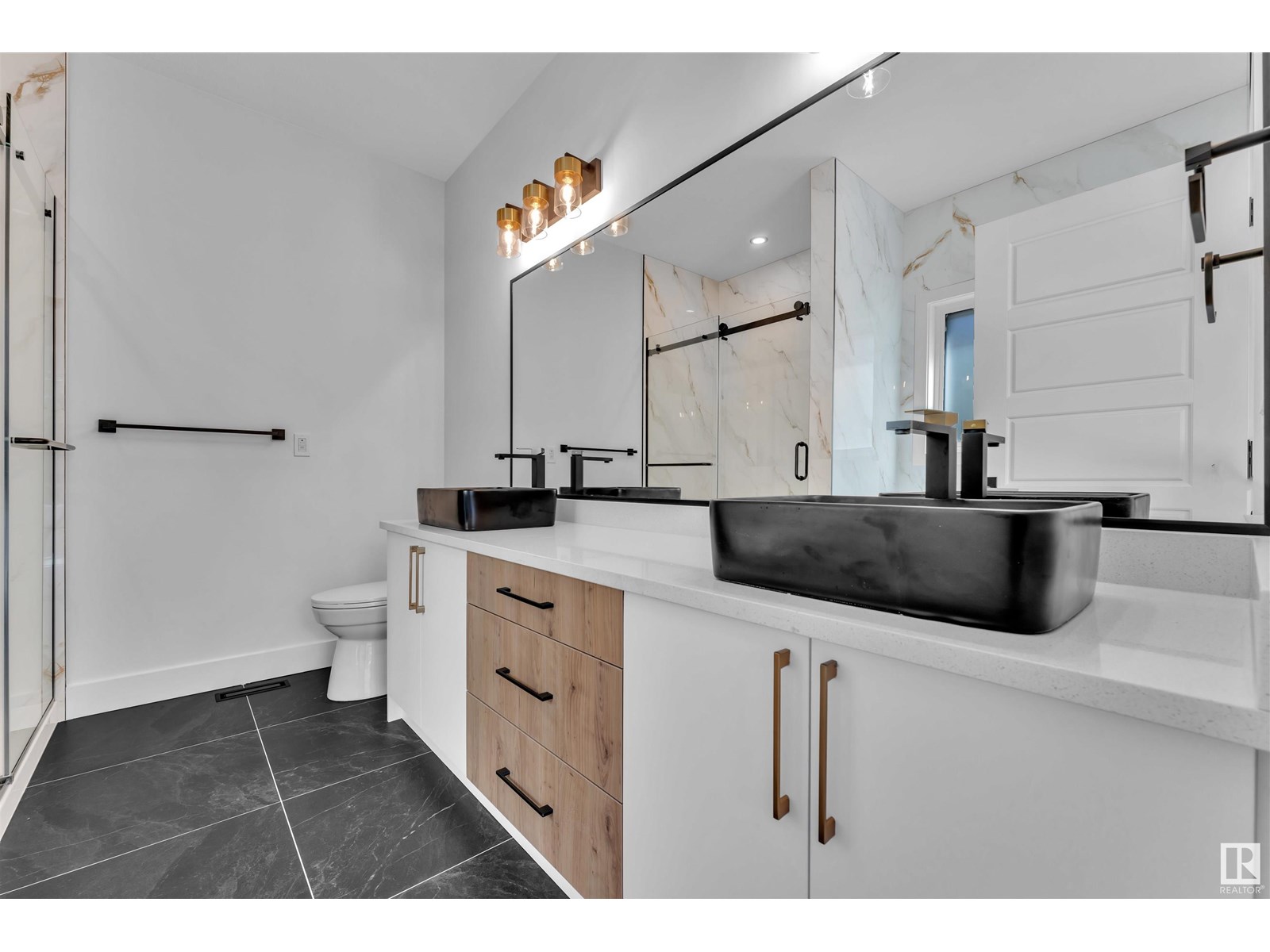 Photo 5 of 10976 138 St Nw, Edmonton AB