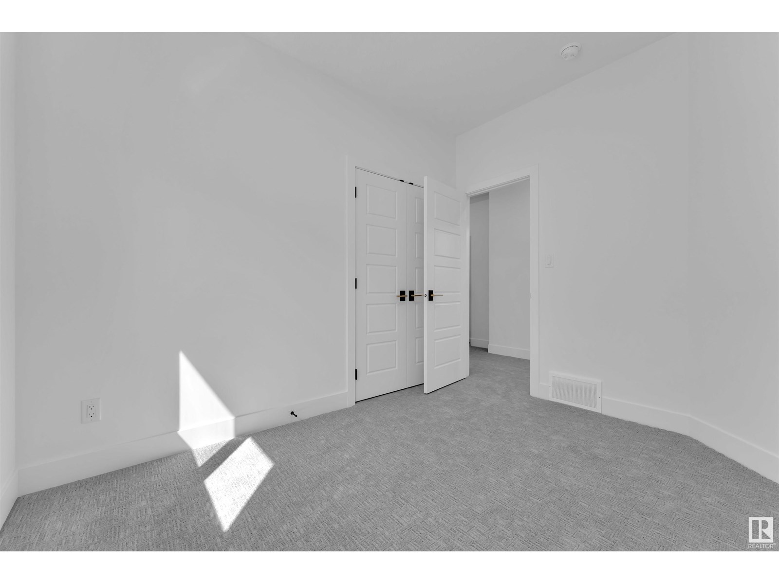 Photo 10 of 10976 138 St Nw, Edmonton AB