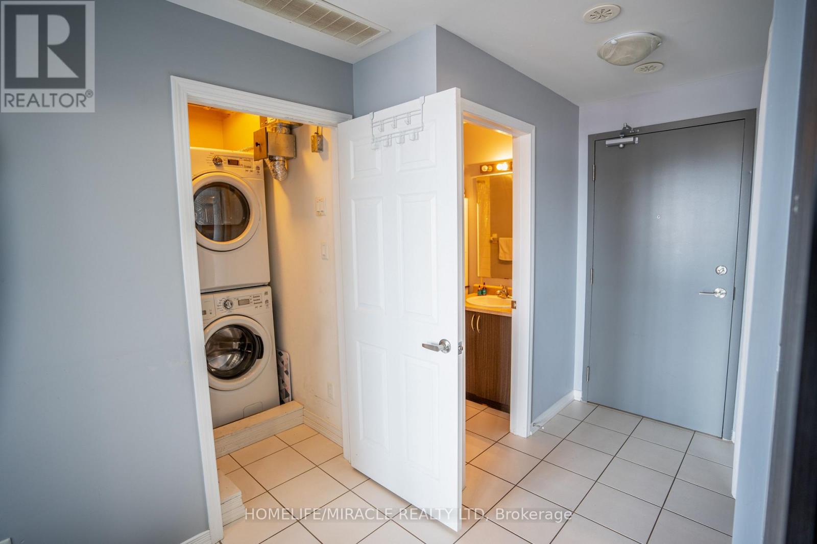 Photo 11 of 306 54 Sky Harbour Drive N, Brampton ON