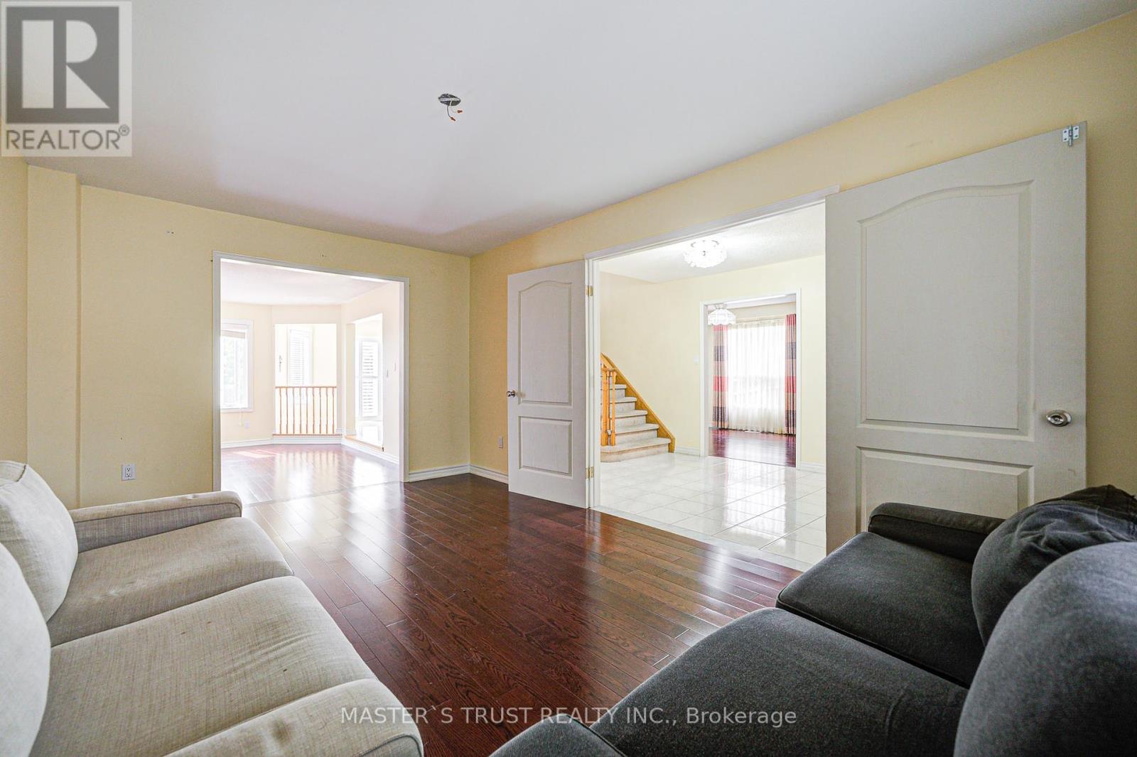 Photo 3 of 24 Queensgate Court, Markham ON