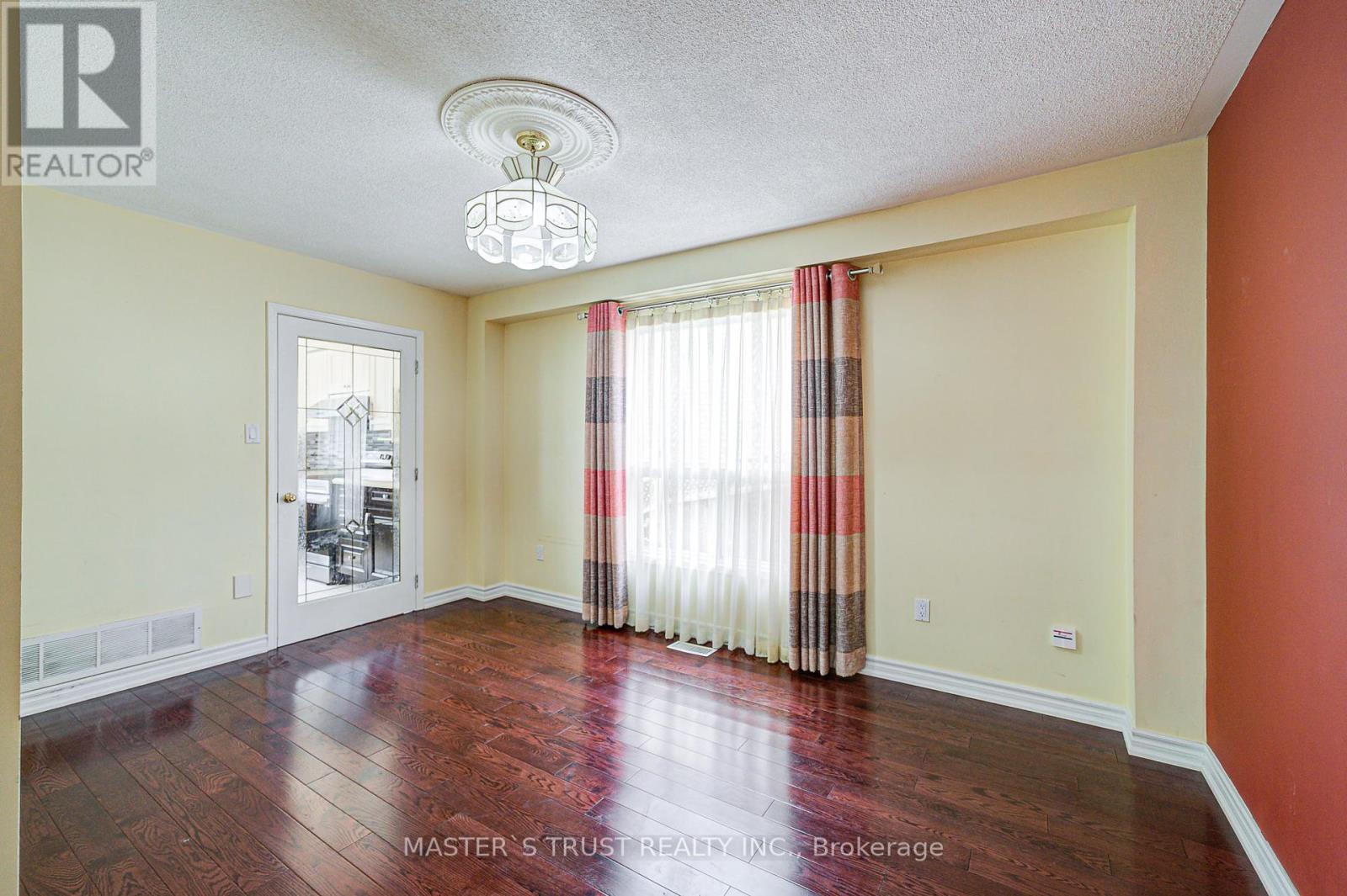 Photo 16 of 24 Queensgate Court, Markham ON